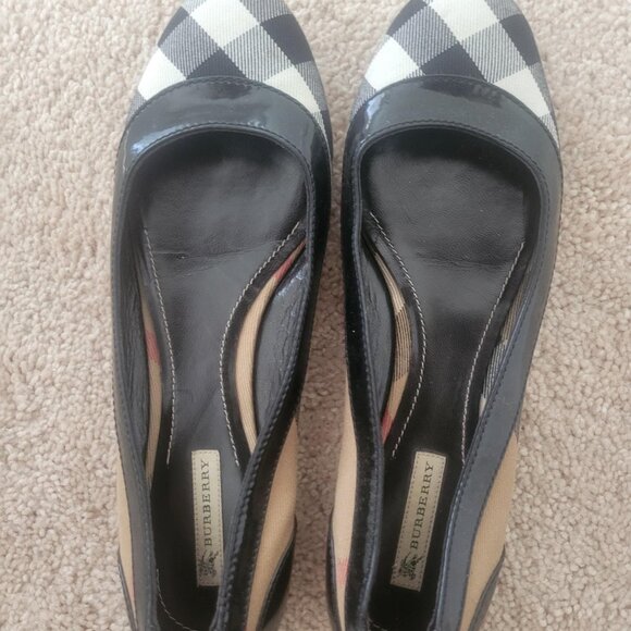 Authentic Burberry Women’s Flats – Size 9 (Fits smaller) - Picture 1 of 5